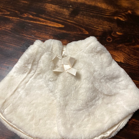 Adorable babygap 2-3 year old holiday shawl with bow - Picture 6 of 6